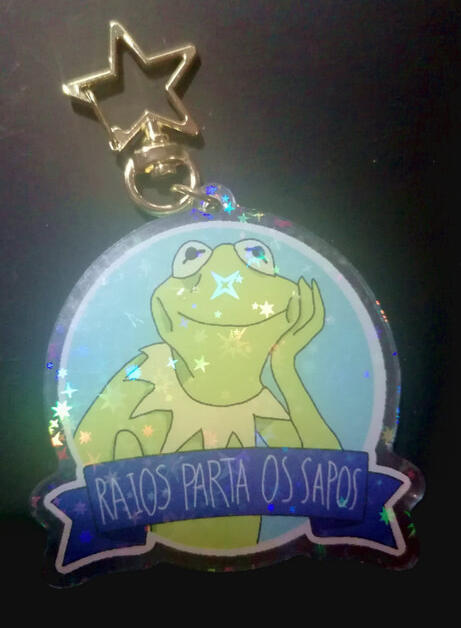 Raios Parta os Sapos Acrylic Charm